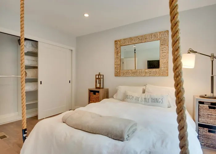 Malibu Retreat W/ Balcony & Mountain Views