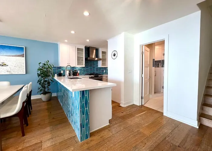 Malibu Waterfront Gallery With Private Beach Access